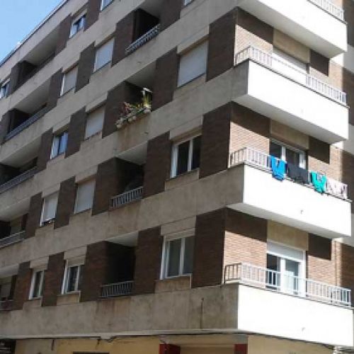 Bloque de pisos con terrazas