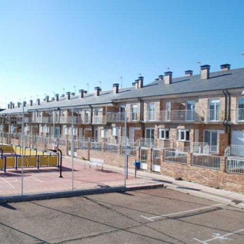 Parque infantil frente a chalets adosados