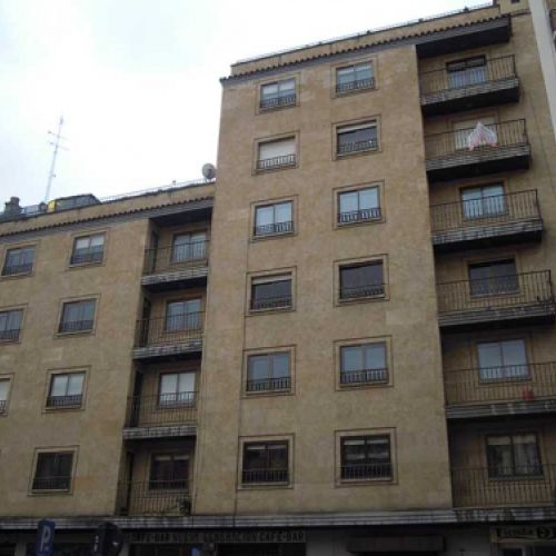 Fachada de bloque de pisos con terraza