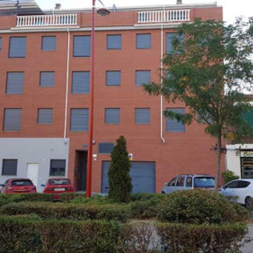 Edificio de ladrillo rojo de pisos