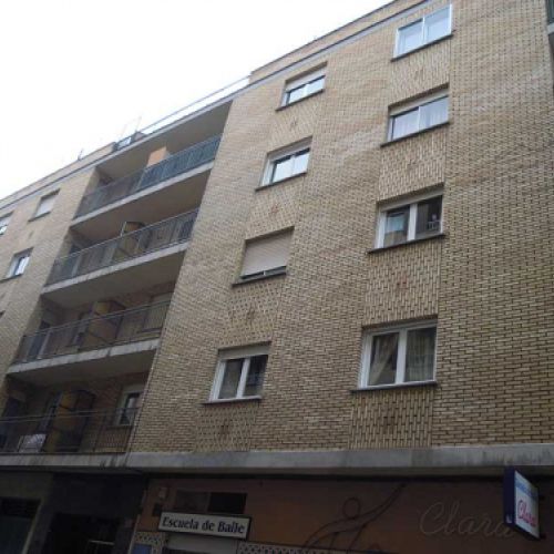 Fachada de bloque de viviendas con ventanas blancas
