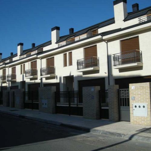Chalets adosados con jardín delantero