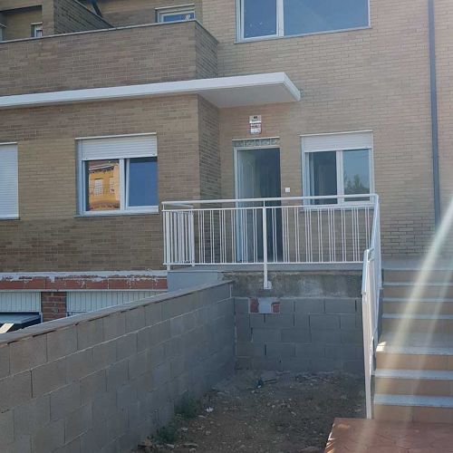 Chalet con patio y escalera
